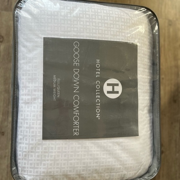 Hotel Collection White Goose Down Comforter. Queen. Medium weight - Picture 2 of 8